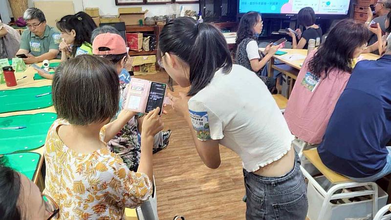 東海學生協助長者熟悉手機與平板操作、縮短數位落差，降低因資訊不足而受騙的風險。