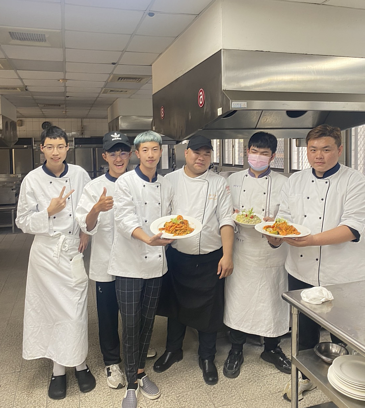 韓士宏(左3)在校內表現優異利用家鄉食材製作創意料理。(圖/ 中信科大提供)