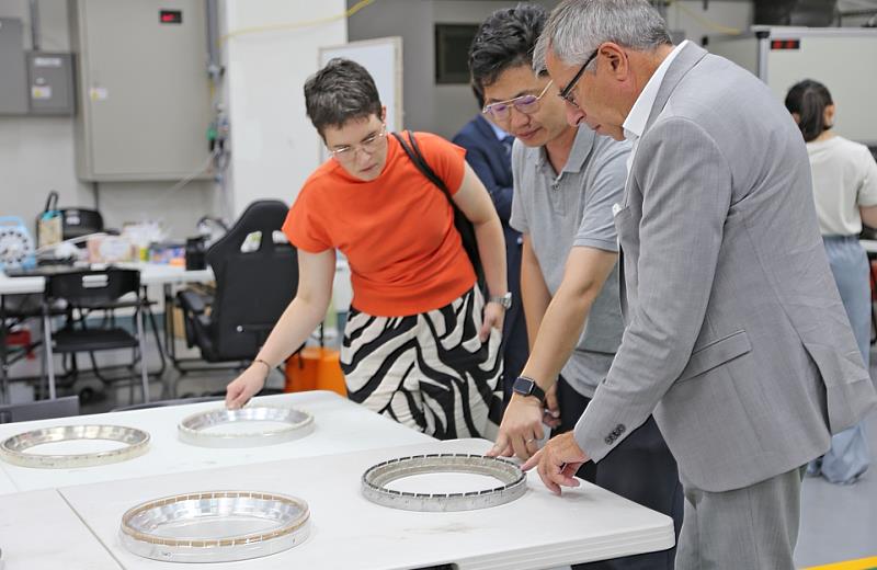 參觀工程學院實驗室，陳凱榮教授講解打磨晶圓與拋光儀器及技術作