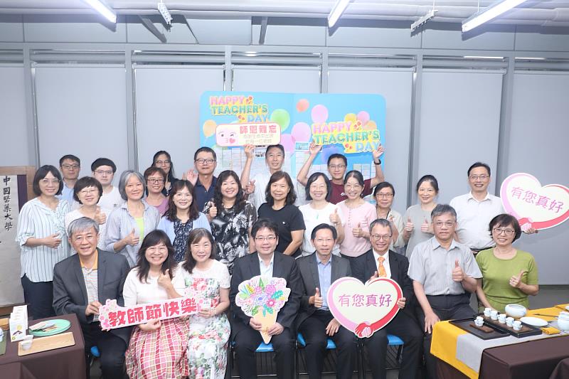 參與「禮敬師長、感恩活動」的老師開心合影。