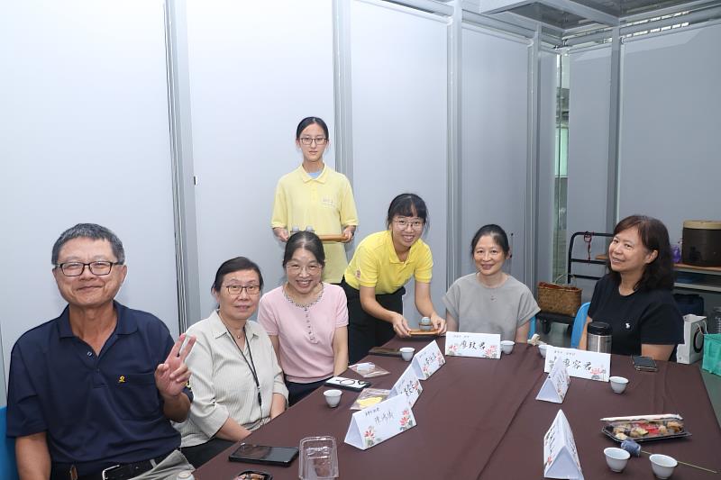同學們替老師奉茶、會場溫馨滿室。