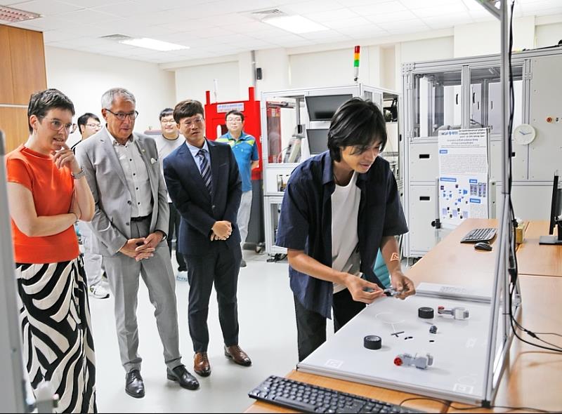 參觀勤益AI研究室，由AI研究生操作研究成果