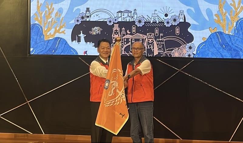 海巡署金馬澎分署授予海巡志工代表海巡志工旗