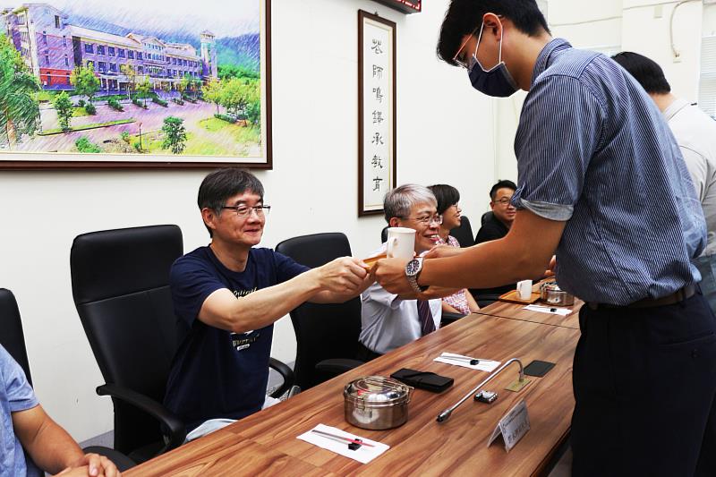 郭副校長接受學生奉茶。