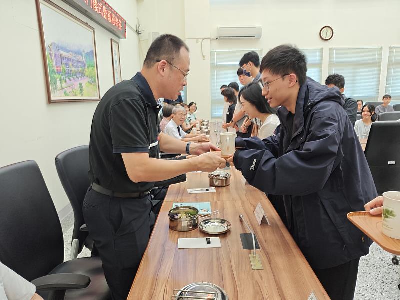 師培學生奉茶並向教師表達感謝。