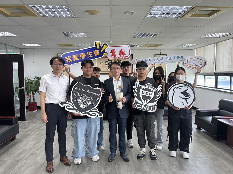 學生會長董庭宇（左2）與學生議會長陳鴻瑞（右2）代表全校同學祝福校長張翊峰（中）教師節快樂