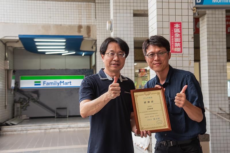 嘉藥學務長董志明(左)代表學校感謝全家商場提供80杯咖啡,慰勞老師的辛勞