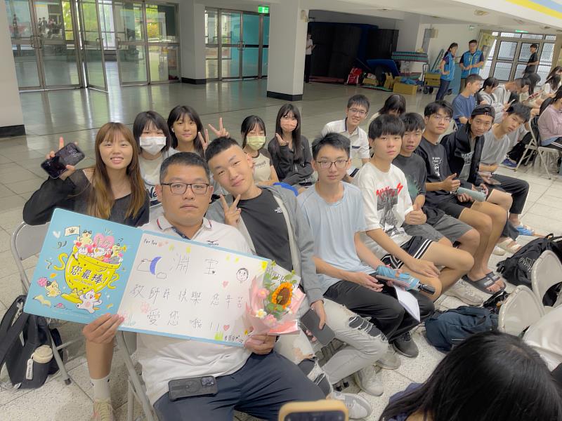 嘉藥五專生在卡片上寫上滿滿祝福送給班級導師