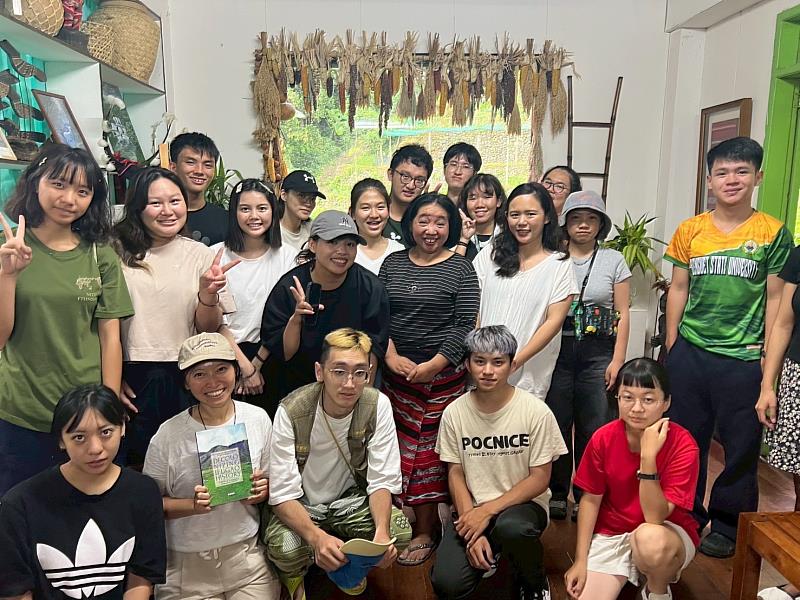 移地教學團隊拜訪伊富高原住民族教育中心。