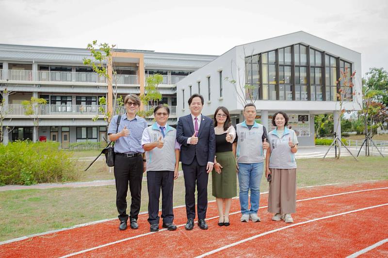 貴賓巡視港南國小校園。