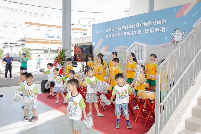港南國小太鼓隊及附幼小朋友開場表演。