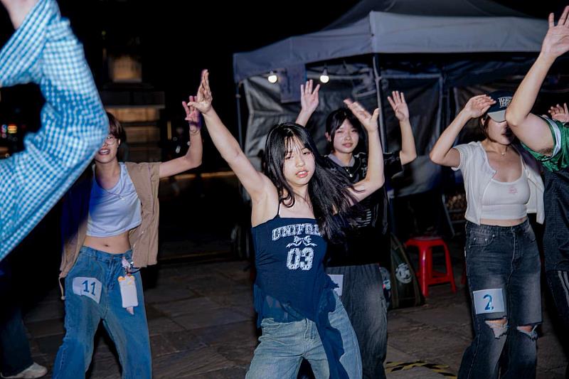 Kpop隨機舞蹈大賽。