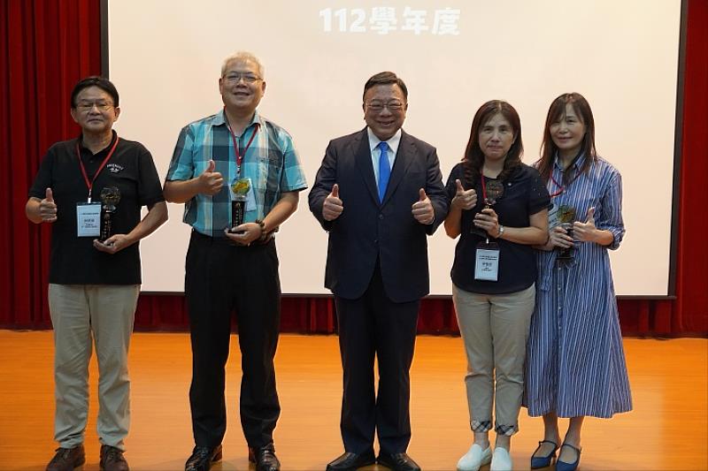 中華大學校長劉維琪（中）頒發「112學年度傑出教學獎」予林炳章（由左至右）、張筵儀、李愷莉及陳俐文老師。