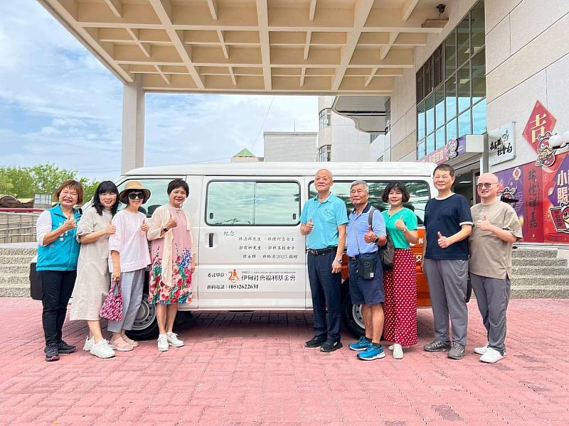 林婌貞小姐、侯永輝先生捐贈嘉縣長照交通車
