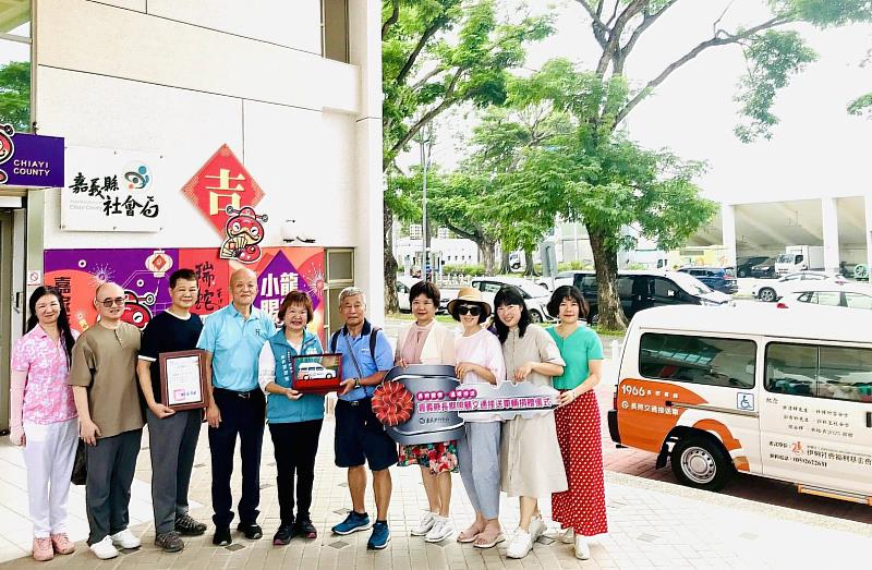林婌貞小姐、侯永輝先生捐贈嘉縣長照交通車