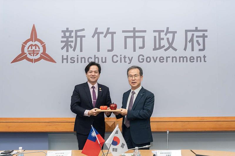 代理市長邱臣遠致贈「一柿蘋安」予韓國電子通信研究院長方承燦