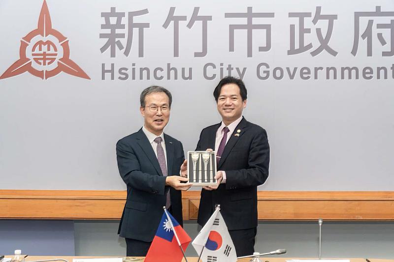 韓國電子通信研究院長方承燦致贈禮品予代理市長邱臣遠