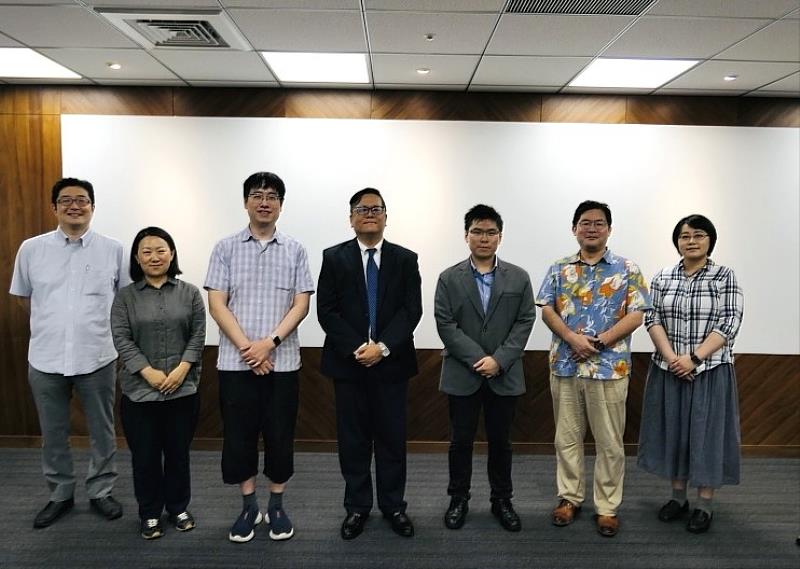 圖一：資策會科法所與日本多所大學聯合代表團之合影，由左至右分別為福岡大學兒玉弘副教授、琉球大學李妍淑副教授、北海道大學法學部徐行教授、資策會科法所王勁力所長、資策會科法所社團代表陳政陽法律研究員、琉球大學戶谷義治教授、佐賀大學孫友容講師。