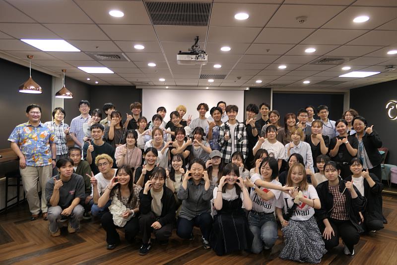 圖二：日本多所知名大學師生聯合參訪團與資策會科法所同仁合照。