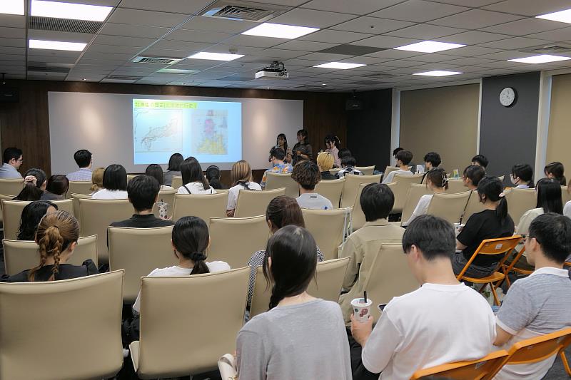 圖四：日方參訪團學生們介紹所屬學校與行政區文化特色（北海道）。