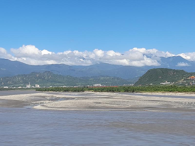 卑南溪水覆蓋遭沖毀 臺東縣府緊急搶修提醒民眾防揚塵