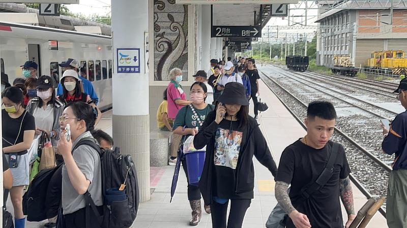 光復車站月台上可以看見熱心民眾帶著工具抵達。