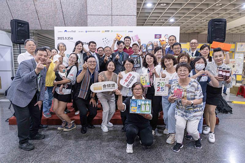 圖三:內政部舉辦「第103屆國際合作社節展售會」系列活動,董建宏政務次長(第三排中)與展會人員合影