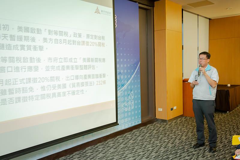 產發處長嚴翊琦簡報說明。