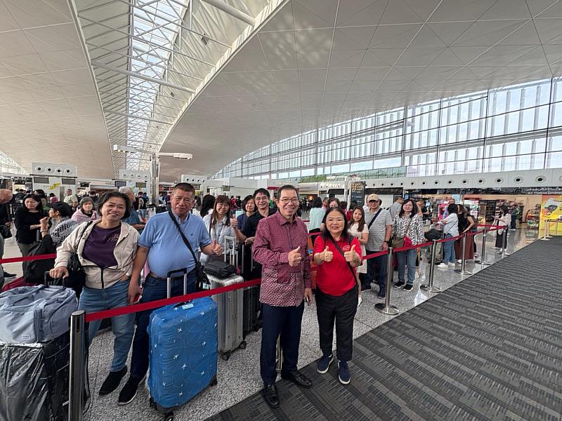 駐汶萊代表處蕭勝中大使向搭乘包機的汶萊民眾致意