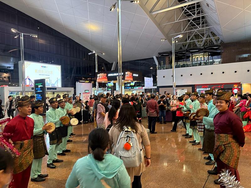 搭乘金門包機旅客抵達汶萊受到熱烈歡迎-2