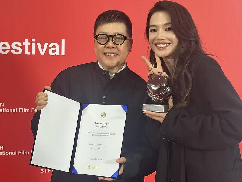 監製葉如芬(左)也再次飛回釜山出席頒獎典禮,並陪同舒淇(右)領獎。(葉如芬提供)
