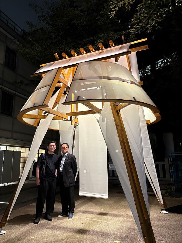 駐日臺灣文化中心主任曾鈐龍（右）與藝術家范承宗（左）於作品《六本木帆城》前合影（駐日臺灣文化中心提供）