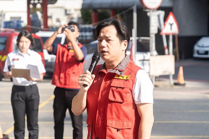 新竹市特搜與重機具團隊赴花蓮支援， 代理市長邱臣遠到場慰勉。