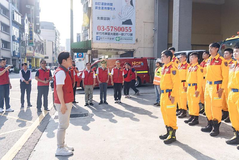 新竹市特搜與重機具團隊赴花蓮支援， 代理市長邱臣遠到場慰勉。