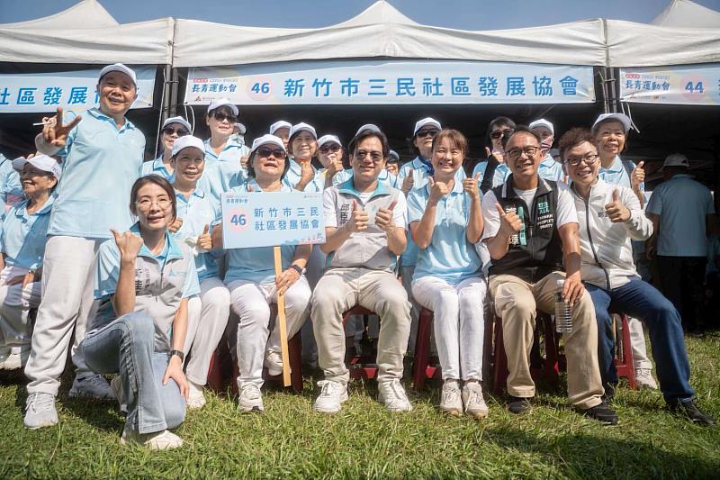 邱臣遠代理市長與長輩們合影。