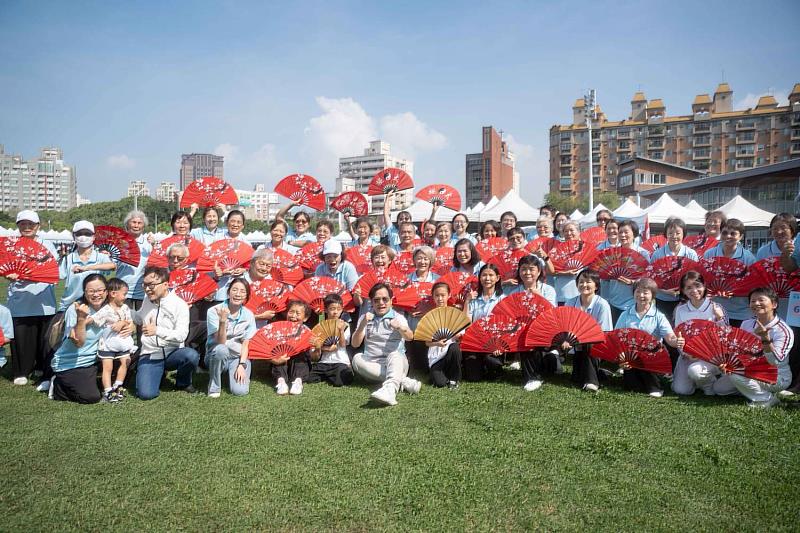 邱臣遠代理市長與長輩們合影。