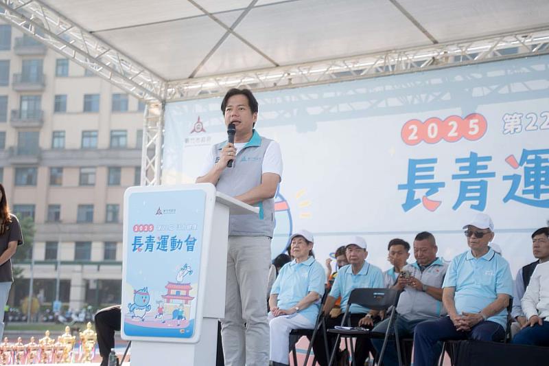 邱臣遠代理市長致詞，祝福所有長輩「健康快樂、幸福呷百二」。