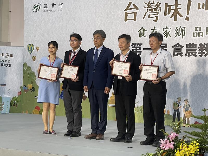 陳駿季部長與績優機關合影