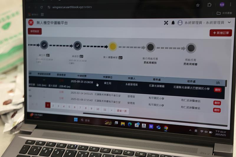花蓮慈院醫事室副主任張菁育與極現科技公司團隊安排無人機運送任務。