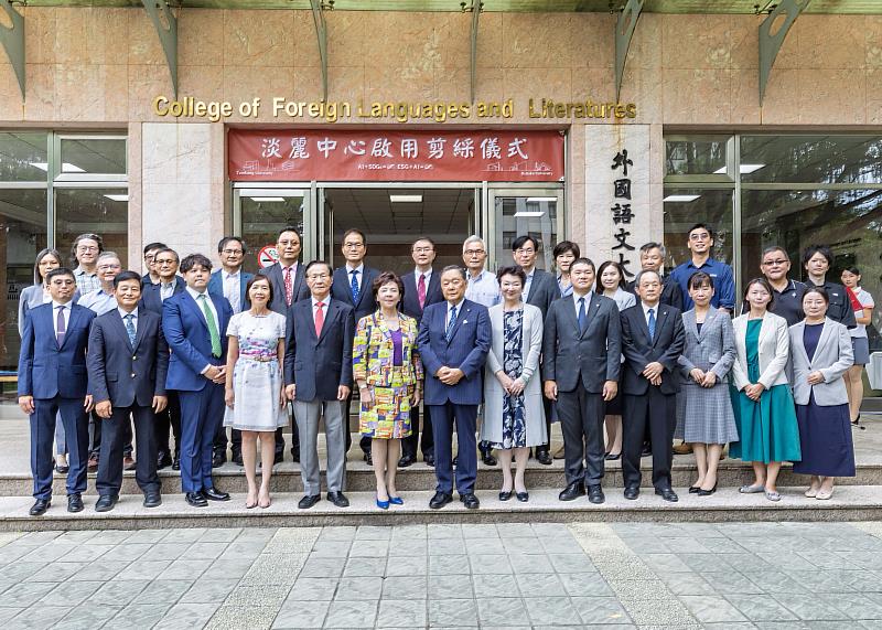 淡麗中心揭幕儀式大合照。（圖／淡江大學提供）