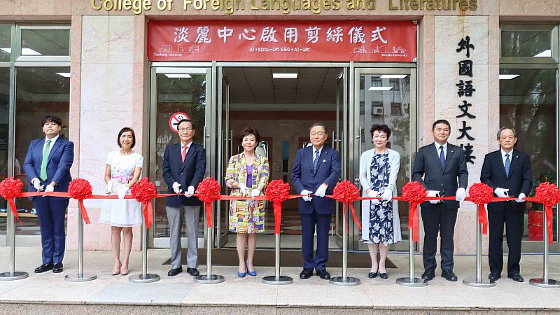 「淡麗中心」啟用剪綵儀式，由淡江大學張家宜董事長（左4）、葛煥昭校長（左3）與麗澤大學廣池幹堂理事長（右4）率領麗澤代表團於淡江外國語文大樓一樓大廳舉行。（圖／淡江大學提供）