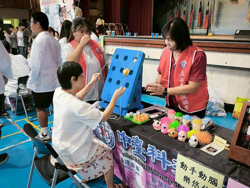 高照系老師與民眾做趣味遊戲