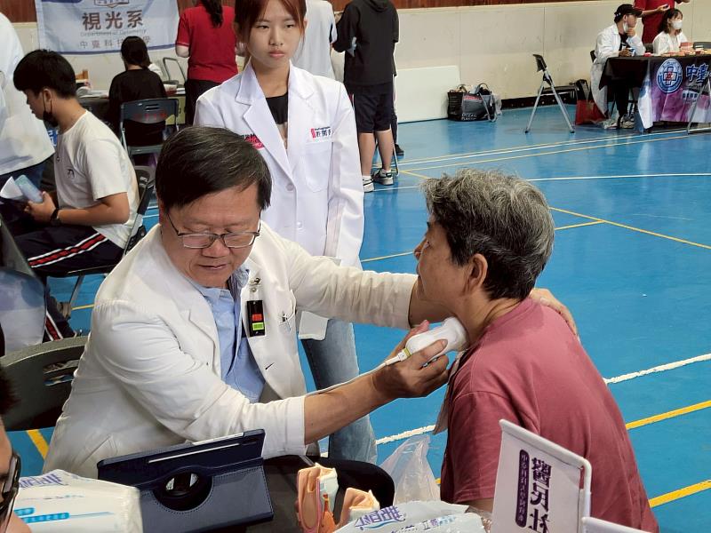 醫放系老師為民眾做甲狀腺超音波檢測
