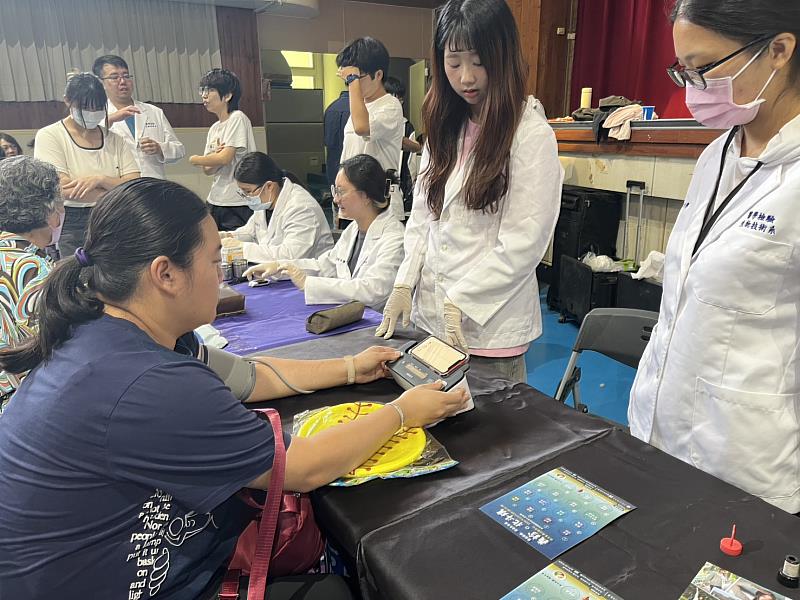 醫檢系學生為民眾做血壓檢測