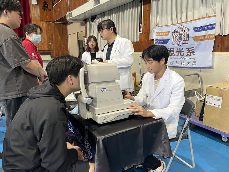 視光系學生為民眾做視力檢測
