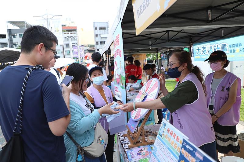 0_現場有許多宣導攤位 (1)