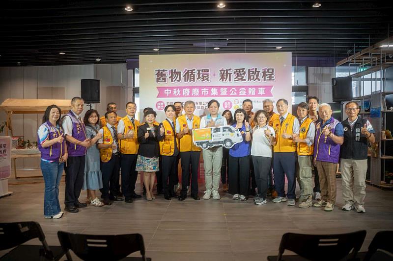 廢廢市集暨公益贈車合影。