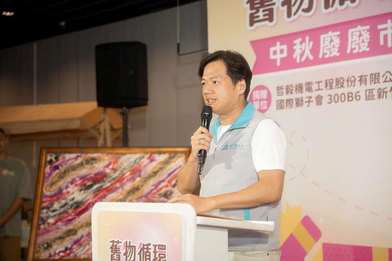 代理市長邱臣遠致詞感謝陳朱玉霞女士遺愛。