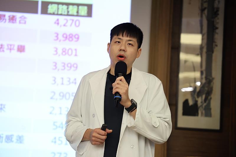 陳顥文醫師國台語流利，以雙聲道講解髖關節「骨輪」和膝關節「咖頭烏」的保養和治療方式，深入淺出，深受年長者歡迎肯定。