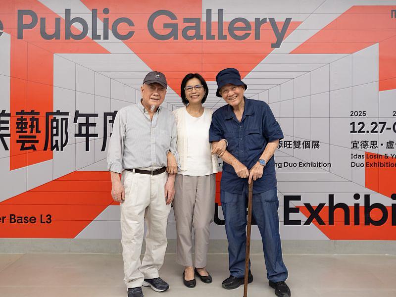 新美館館長賴香伶（中）與藝術家康添旺（左）、胡達華（右）合照。（新北市美術館提供，攝影：廖家鴻）